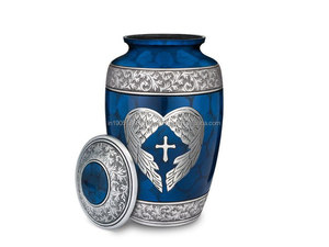 Urna Funeraria de Aluminio de 10 Pulgadas con Diseño Único de Cruz de Alas Grabada, Estilo Americano, Biodegradable y Personalizable, Suministros Funerarios al por Mayor - Product Image 3