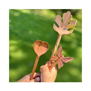Cuchara de madera con apariencia natural, atractiva, de mango largo, con forma de flor de tres hojas, un regalo encantador de los artesanos de Vietnam. - Product Image 5