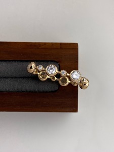 แหวนทองคำขาว 14K ประดับเพชรแล็บโกรว์ 1.30 กะรัต ทรงกลม ฝังแบบเปลี่ยนสลับลายวงแหวน แหวนแต่งงานแบบซ้อนได้ แหวนหมั้น - Product Image 4