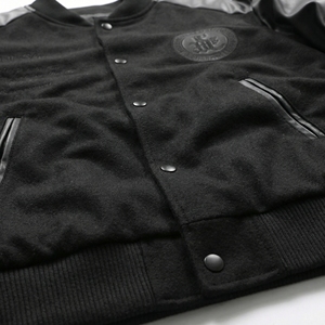Chaqueta Varsity con Mangas de Cuero Negro |   Chaqueta Letterman Bordada |   Abrigo Oversize Estilo Urbano con Botones |   Fabricante OEM Personalizado - Product Image 4