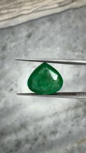 Esmeralda Zambiana Natural Certificada por GIA de 4.65 Ct, Corte Corazón, Gema Verde Suelta para Anillo, Colgante, Joyería Fina, Venta al Por Mayor - Product Image 2