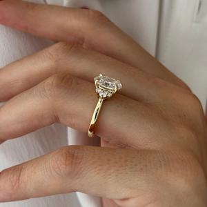 Anillo de Compromiso de Oro de 10K, Anillo de Boda Clásico para Mujer, Forma Ovalada, Engaste de Puntas - Product Image 2