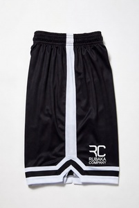 Shorts de basket-ball brillants marron avec bordure blanche et noire et logo brodé, conçus en studio professionnel pour des vêtements de sport haut de gamme pour équipes. - Product Image 6