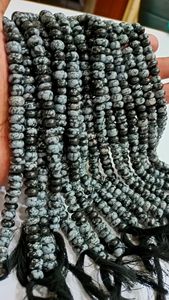 Perles en pierre naturelle Flocon de neige noir, rondelles lisses et simples de 8 mm, vendues par brin de 8 pouces de long - Product Image 4