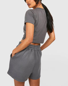 Ensemble T-shirt court et short personnalisé avec logo pour femme – Tenue décontractée deux pièces pour l'entraînement et la détente - Product Image 5