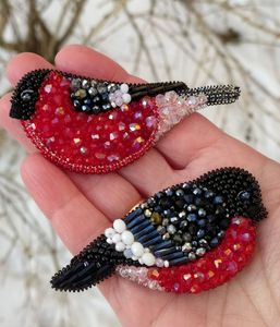 Broche artisanale haut de gamme brodée de perles colorées, accessoire de mode artisanal - Product Image 1