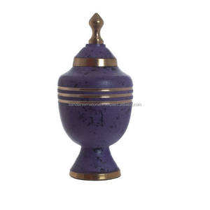 Urnas de cremación de latón de alta calidad y forma única con grabado de urnas funerarias de metal con acabado negro y dorado - Product Image 6