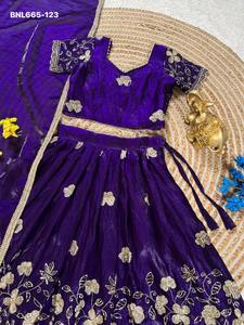 Magnifique ensemble de lehenga, blouse et dupatta en soie Sindhore aux couleurs éclatantes, avec broderies, pour enfants - Fournisseur d'Inde - Product Image 4