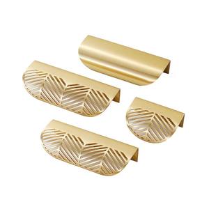 Finition impeccable des poignées de porte en métal ajoute une touche haut de gamme aux espaces résidentiels et commerciaux. - Product Image 5