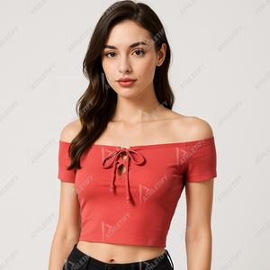 Hauts d'entraînement à manches courtes pour femmes de couleur rouge pour femmes respirants et fiables avec col large haut en coton décontracté. - Product Image 1