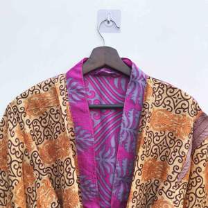 Kimono en soie de sari indien vintage, peignoir en soie douce, robe patchwork taille unique, tenue de nuit multicolore, robe confortable pour la maison - Product Image 3
