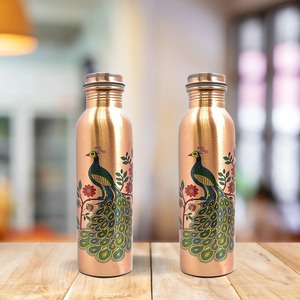 Botella de Cobre Premium con Vasos, Diseño con Estampado de Pavo Real, Estilo de Vida Activo, Precio de Exportación al Por Mayor - Product Image 1