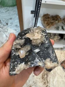 Calcedonia Negra Natural con Stilbite |   Venta al por Mayor de Especímenes de Cristales Minerales para Exportación - Product Image 4