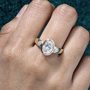 Bague de fiançailles et de mariage de luxe en or jaune massif 14 carats avec trois diamants ovales de 2,20 carats cultivés en laboratoire, sertis clos, certifiée IGI - Product Image 3