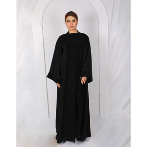 Elegante abaya negra para el día a día con mangas largas, caída fluida y bordes de encaje decorativos para una selección de atuendos modestos y refinados. - Product Image 1