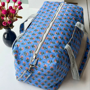 Bolsa de lona acolchada de algodón hecha a mano con elegante estampado en bloques, asas resistentes, ligera y espaciosa, perfecta para el fin de semana. - Product Image 1