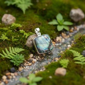 Colgante de Labradorita Natural con Plata Tibetana, Diseño Cristiano, Moderno y a la Moda para Mujer - Product Image 4