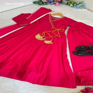 Conjunto de Vestido de Seda Romana de Excelente Calidad con Bordado a Mano y Mangas Largas, Pantalón y Dupatta a Juego, Suministro al por Mayor - Product Image 1