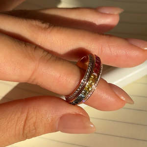Anillo de Oro Sólido de 14K con Zafiro Princesa Arcoíris y Diamantes Cultivados en Laboratorio, Anillo de Eternidad para Boda o Aniversario para Mujer - Product Image 4