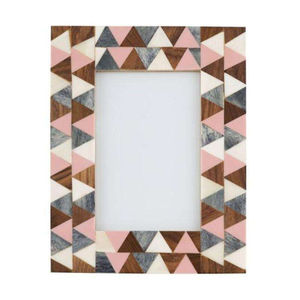 Marco de Fotos de Madera Hecho a Mano con Incrustaciones Triangulares de Resina en Rosa Pálido, Nogal y Marfil, Decoración Clásica - Product Image 1