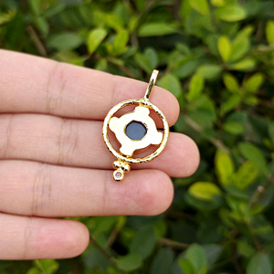 Pendentif de créateur en chalcédoine bleu ciel, cabochon rond, avec accent de micro-cz, plaqué or 18 carats, bijoux fantaisie. - Product Image 6