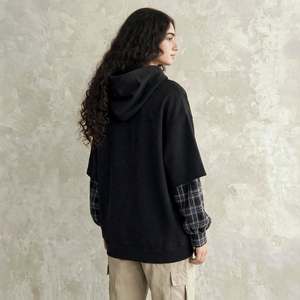 Sweat-shirt à capuche oversize pour femme, noir, manches à carreaux, en coton tricoté respirant, hiver, avec poche avant, fabricant OEM ODM - Product Image 5