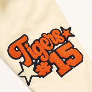 เสื้อแจ็คเก็ตวาร์ซิตี้ฤดูร้อนโทระโทระสีกรมท่าสำหรับทุกเพศ |   ผ้าเมลตันขนสัตว์และหนังคุณภาพพรีเมียม ป้องกันรังสียูวี ผลิตด้วยเทคนิคการตัดเย็บแบบวาร์ซิตี้ที่มีความหนาแน่นสูง - Product Image 4