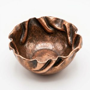 Cuenco Decorativo de Cobre Antiguo Hecho a Mano con Borde Ondulado de 26cm, Centro de Mesa Vintage para Bodas, Hoteles, Regalo, Venta al por Mayor, India - Product Image 3
