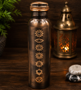 Bouteille d'eau AuraAlign Antique Antique Finish 7 Chakra en cuivre pur, écologique, pour usage extérieur - Product Image 1