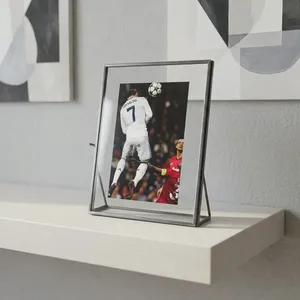 Cadre photo rectangulaire ARTISAN DESIGN, présentoir de table en laiton et verre, orientation verticale, finition noire, décoration intérieure. - Product Image 1