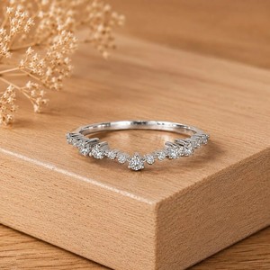 แหวนแต่งงานเพชรทรงกลมเจียระไนแบบโค้ง  ทองคำแท้ 10K 14K 18K  ได้รับการรับรองจาก IGI สี DEF ความสะอาด VS VVS  แหวนเชฟรอนสำหรับเจ้าสาว - Product Image 3