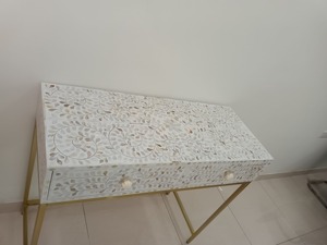 Table console de salon moderne haut de gamme en nacre écologique avec surface artisanale unique et design personnalisable - Product Image 6