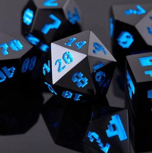 Juego de dados poliédricos de resina negra con números azules brillantes, diseño artístico para juegos de mesa, artesanía coleccionable - Product Image 1