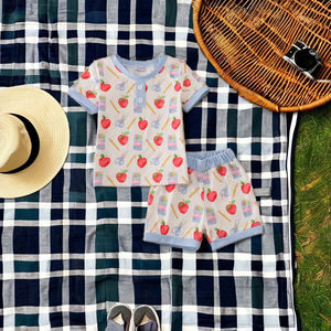 Adorable ensemble moderne de vêtements pour enfants et garçons en spandex/polyester avec impression crayon pour les journées ensoleillées et les aventures de tous les jours - Product Image 1