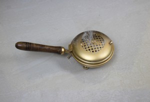 Brûleur d'encens Nirmala Handicrafts en laiton doré fait main, avec poignée ergonomique en bois, support portable pour encens et charbon de bois - Product Image 6