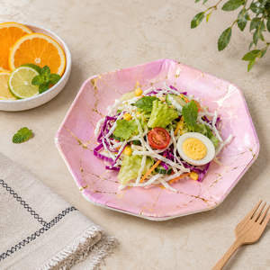 Assiette jetable octogonale rose en papier biodégradable avec motif veine dorée pour les fêtes - Product Image 1