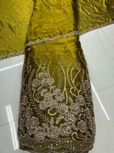 Tissu Fandy d'une largeur de quarante quatre pouces, doté d'une texture douce, d'un aspect élégant et d'un fini soigné, idéal pour la mode boutique. - Product Image 6