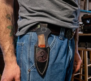 Couteau à dépecer artisanal en acier Damas, lame pleine longueur, biseautée, pour camping, chasse et usage général - Product Image 4