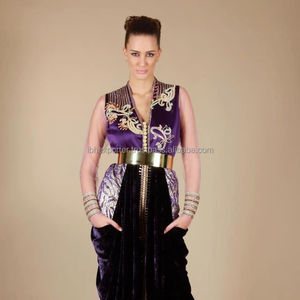 เสื้อคาฟตันคอวีพร้อมวัสดุกำมะหยี่และผ้าไหมและกระเป๋าด้านหน้าสองช่องพร้อมเข็มขัดสีทองใหม่ล่าสุด - Product Image 1