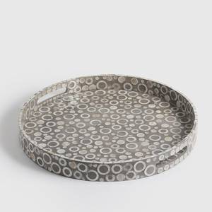 Bandeja redonda artesanal con incrustaciones de nácar, diseño de mosaico circular de conchas, borde elevado y asas laterales para mesa. - Product Image 5