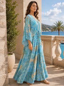 Vestido Western al por mayor con estampado floral color azul cielo, cuello en V pronunciado con lazo trasero, manga media drapeada, cintura con cordón y caída fluida hasta el tobillo. - Product Image 3