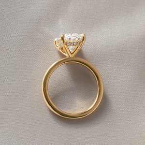 Anillo de Compromiso con Diamante Cultivado en Laboratorio de Corte Ovalado y Halo Oculto, Oro Amarillo de 18k/14k, Anillo de Boda Minimalista de Lujo para Mujer - Product Image 4