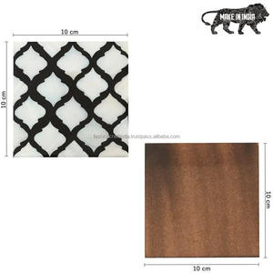 Sous-verres carrés modernes en bois avec motif géométrique noir et blanc, résistants à la chaleur, pour la décoration de table par Fashion Craft India - Product Image 3