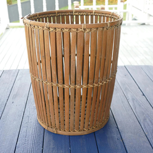 Panier en bambou avec garniture en cuir brut, panier de rangement tissé à la main, style Palm Beach Regency, vente en gros - Product Image 1