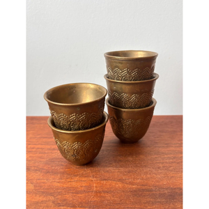Ensemble élégant de tasses et soucoupes en métal avec plateau – Vaisselle durable, de qualité alimentaire et finition haut de gamme pour servir le thé et le café avec style - Product Image 3
