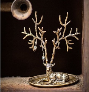 Soporte de joyería con diseño de árbol decorativo para organizar pendientes, anillos y collares de manera elegante en casa. - Product Image 1
