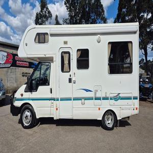 Remolque de lujo de alta gama para caravanas todoterreno de 26 pies con capacidad 4x4, refrigerador, almacenamiento y diseño inteligente para viajes familiares. - Product Image 3