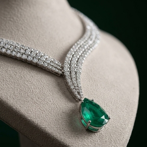 Collier en or pour femme, design de luxe et tendance, avec diamants de laboratoire taille poire et ronds, pureté VVS VS EF, idéal pour les soirées - Product Image 1