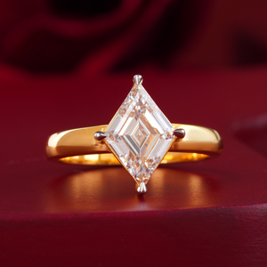 Anillo Solitario de Diamante Cultivado en Laboratorio de 2.06 CT, Corte Kite, Oro Amarillo/Blanco de 18K, Joyería Moderna de Compromiso con Claridad VS1 - Product Image 1