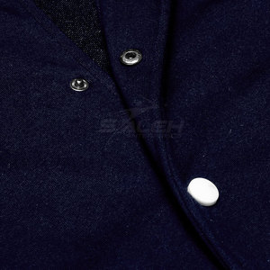Chaqueta Varsity de Alta Calidad con Interior Suave, Detalles de Punto Acanalado y Apariencia Casual Moderna - Product Image 5